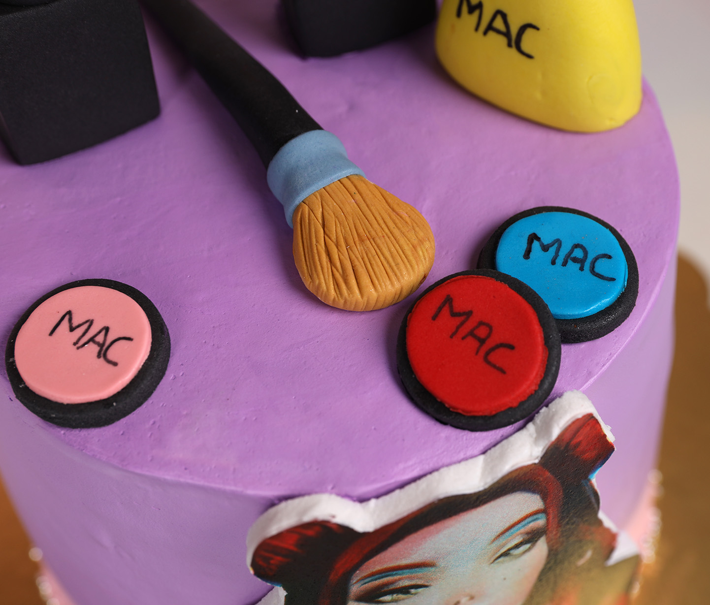 Makeup cake gives dessert an Instagram-ready makeover